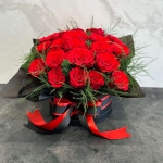 Big arrangement with red roses in a black box