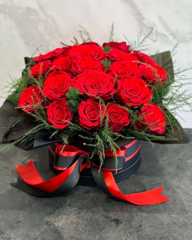 Big arrangement with red roses in a black box