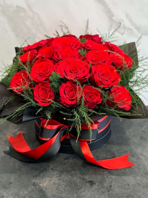 Big arrangement with red roses in a black box