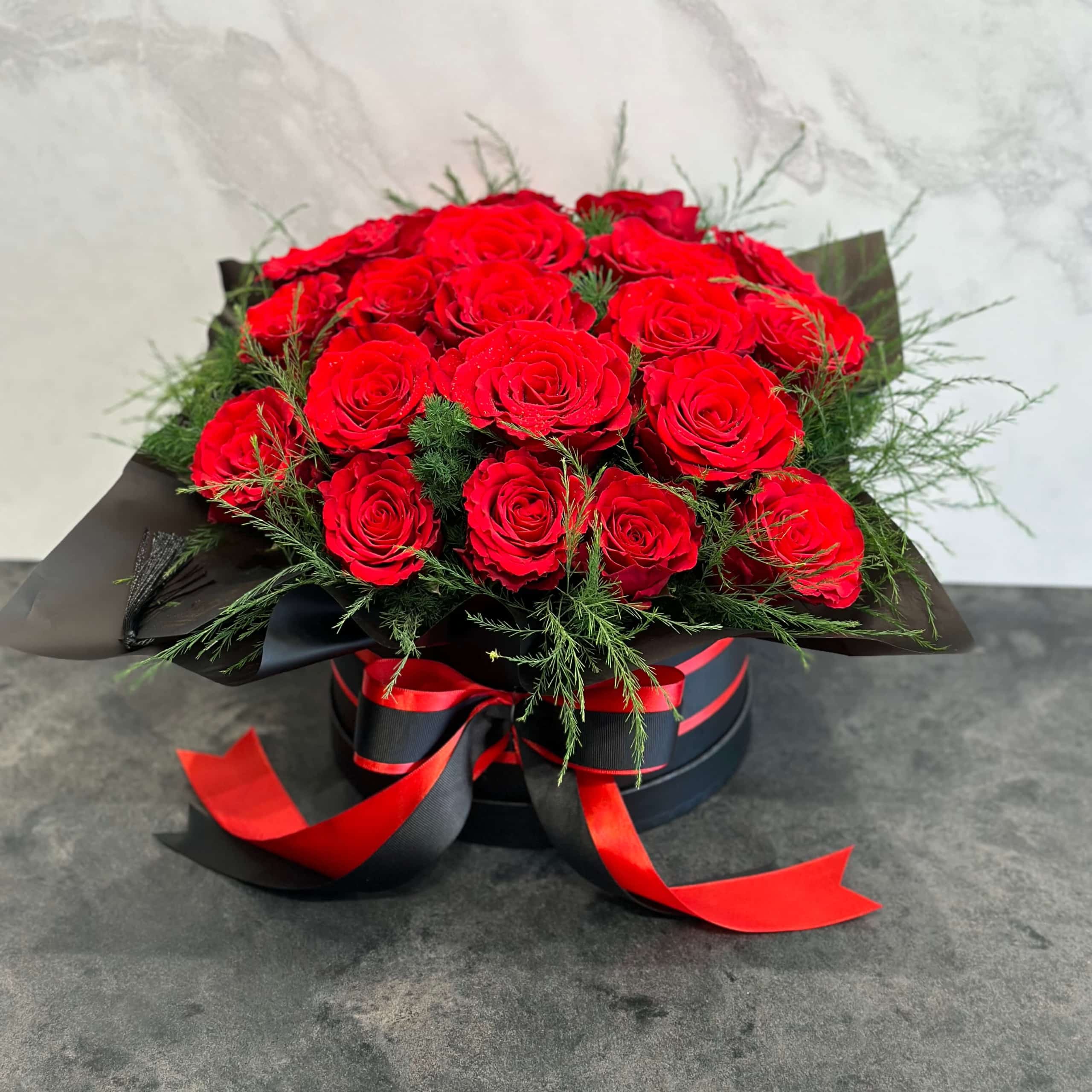 Arrangement Roses Rouges En Longueur Big Arrangement with red roses in a black box - Sakura By Loizos Loizou
